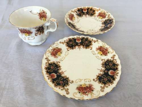 Rare Disc- c 1960s Royal Albert Bone China England `HERITAGE` Imari Style Trio Montrose Footed Cup