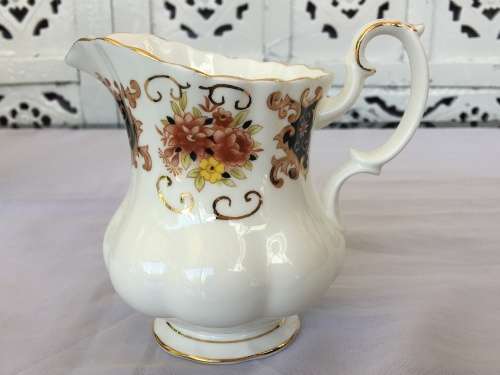 Rare Disc- c 1960s Royal Albert Bone China England `HERITAGE` Imari Style  Montrose Footed Creamer