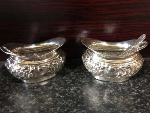 PAIR BIRMINGHAM HALLMARKED STERLING SILVER REPOUSSE OPEN SALTS WITH SPOONS - MARKINGS RUBBED - 66.2g
