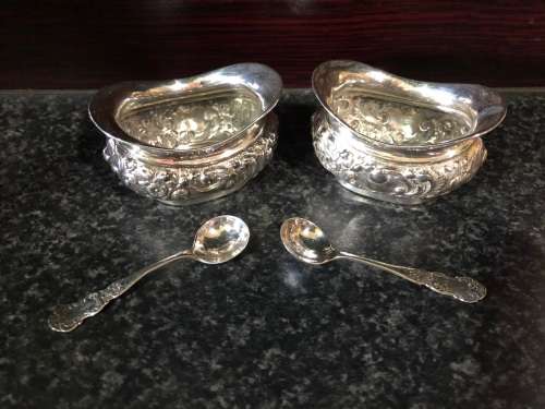 PAIR BIRMINGHAM HALLMARKED STERLING SILVER REPOUSSE OPEN SALTS WITH SPOONS - MARKINGS RUBBED - 66.2g