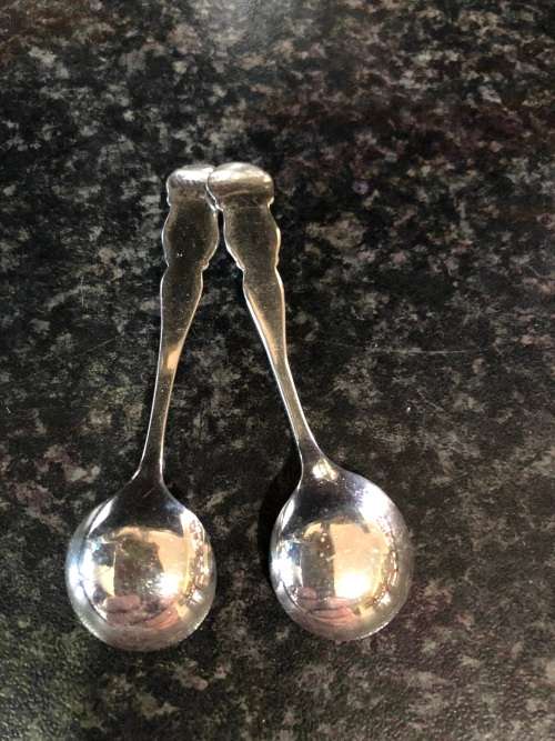 PAIR BIRMINGHAM HALLMARKED STERLING SILVER REPOUSSE OPEN SALTS WITH SPOONS - MARKINGS RUBBED - 66.2g