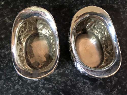 PAIR BIRMINGHAM HALLMARKED STERLING SILVER REPOUSSE OPEN SALTS WITH SPOONS - MARKINGS RUBBED - 66.2g