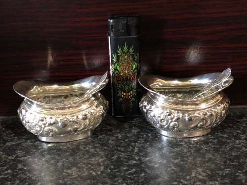 PAIR BIRMINGHAM HALLMARKED STERLING SILVER REPOUSSE OPEN SALTS WITH SPOONS - MARKINGS RUBBED - 66.2g