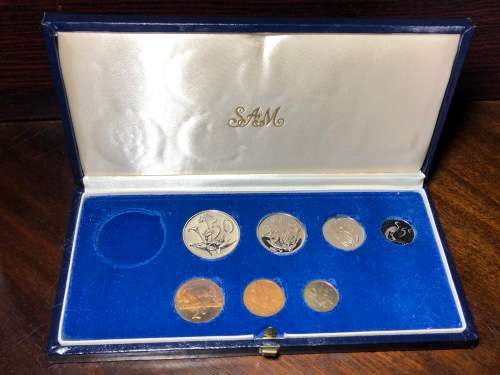 1979 SOUTH AFRICAN BOXED COINS - SHORT PROOF SET - R1 COIN MISSING