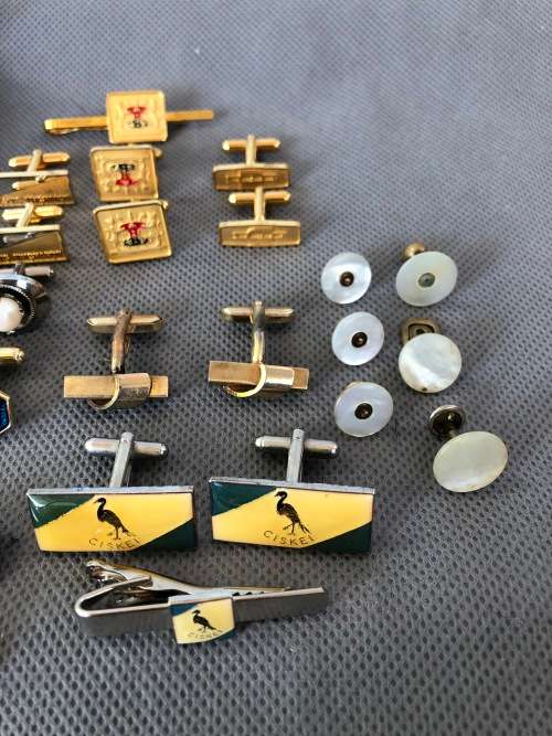 WOW !!! FANTASTIC LARGE JOB LOT OF VARIOUS CUFFLINKS AND TIE PINS - ALL FOR ONE BID