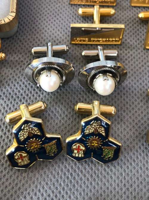 WOW !!! FANTASTIC LARGE JOB LOT OF VARIOUS CUFFLINKS AND TIE PINS - ALL FOR ONE BID