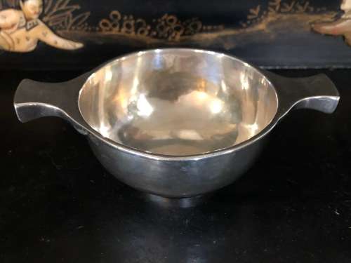 (G.N.R.H) GEORGE NATHAN and RIDLEY HAYES CHESTER HALLMARKED STERLING SILVER WINE QUAICH - 71.8g