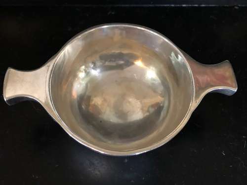 (G.N.R.H) GEORGE NATHAN and RIDLEY HAYES CHESTER HALLMARKED STERLING SILVER WINE QUAICH - 71.8g