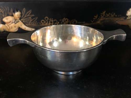 (G.N.R.H) GEORGE NATHAN and RIDLEY HAYES CHESTER HALLMARKED STERLING SILVER WINE QUAICH - 71.8g