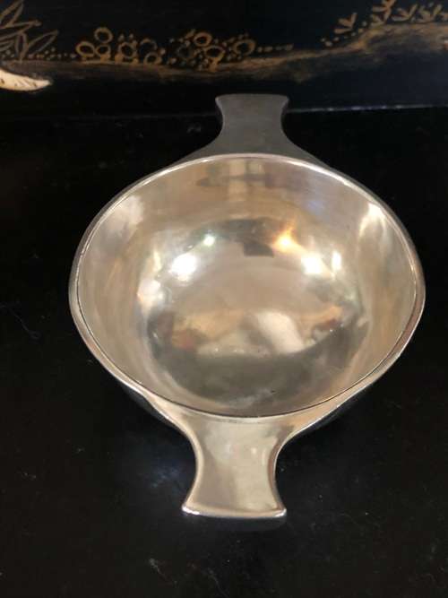 (G.N.R.H) GEORGE NATHAN and RIDLEY HAYES CHESTER HALLMARKED STERLING SILVER WINE QUAICH - 71.8g