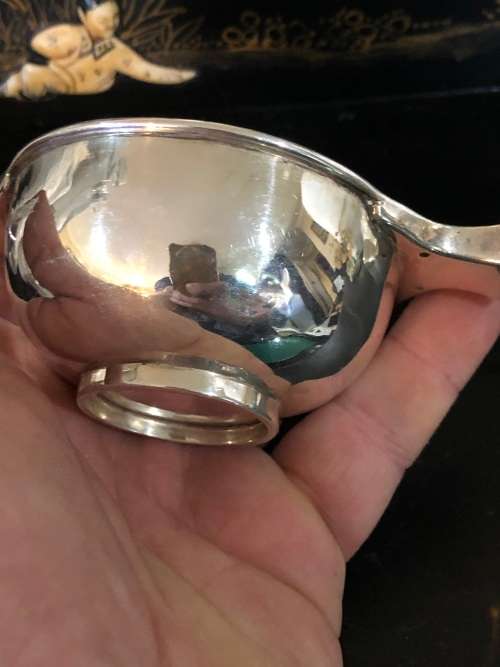 (G.N.R.H) GEORGE NATHAN and RIDLEY HAYES CHESTER HALLMARKED STERLING SILVER WINE QUAICH - 71.8g