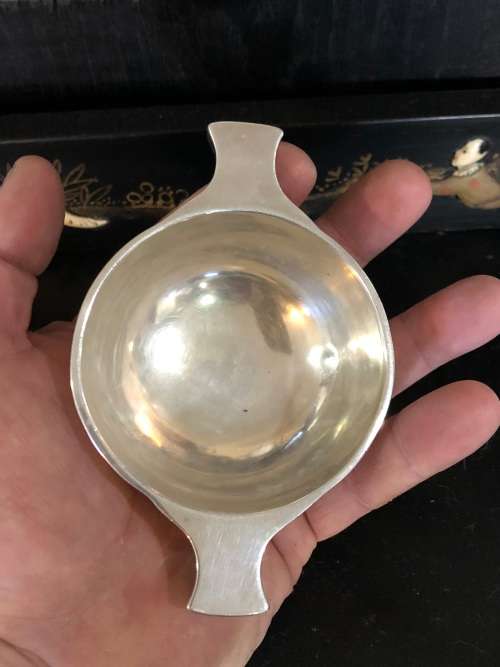 (G.N.R.H) GEORGE NATHAN and RIDLEY HAYES CHESTER HALLMARKED STERLING SILVER WINE QUAICH - 71.8g