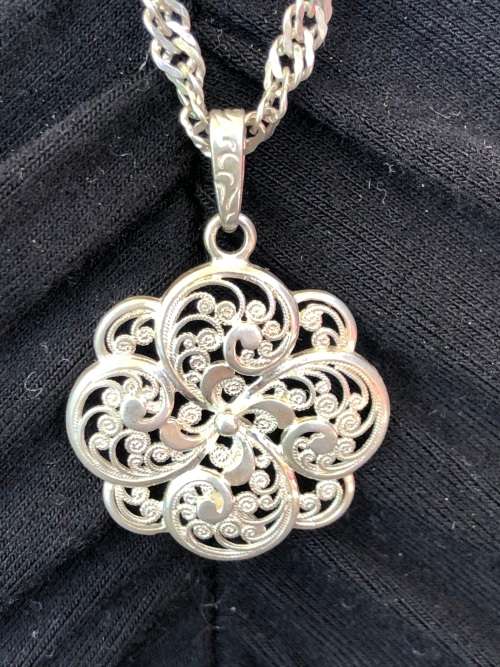 GORGEOUS SINGAPORE .925 SILVER CHAIN WITH A GERMAN STERLING SILVER PENDANT - 9.67g CLEARLY MARKED