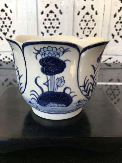 A Chinese Hand Painted Blue and White Scalloped Porcelain Footed Bowl