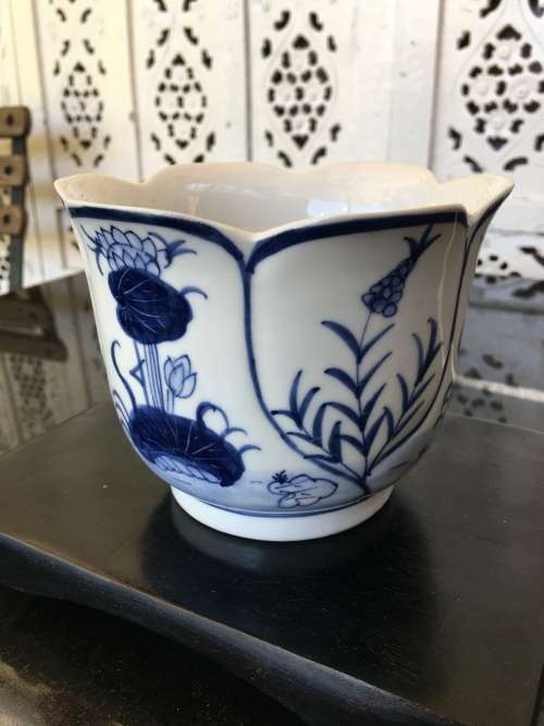 A Chinese Hand Painted Blue and White Scalloped Porcelain Footed Bowl