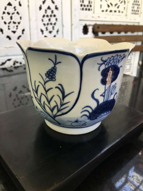 A Chinese Hand Painted Blue and White Scalloped Porcelain Footed Bowl