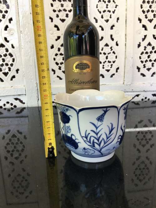 A Chinese Hand Painted Blue and White Scalloped Porcelain Footed Bowl