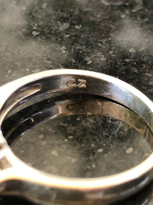 STUNNING 9ct WHITE GOLD AND CUBIC ZIRCONIA ENGAGEMENT RING - SIZE N - 3.33g - 7 CZ STONES