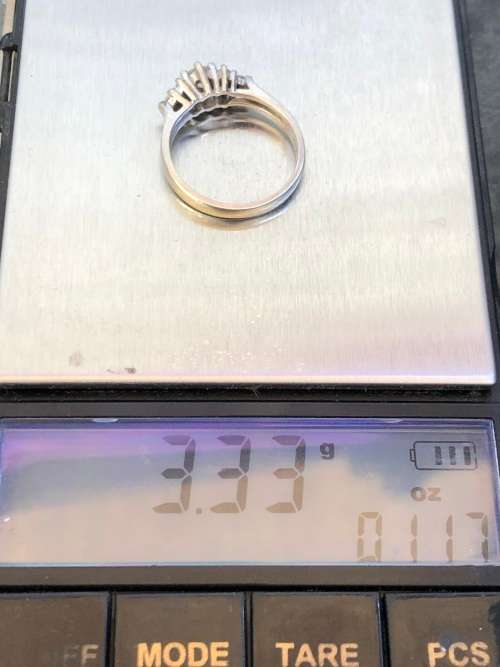 STUNNING 9ct WHITE GOLD AND CUBIC ZIRCONIA ENGAGEMENT RING - SIZE N - 3.33g - 7 CZ STONES