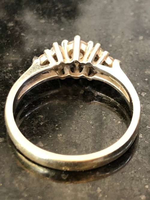 STUNNING 9ct WHITE GOLD AND CUBIC ZIRCONIA ENGAGEMENT RING - SIZE N - 3.33g - 7 CZ STONES