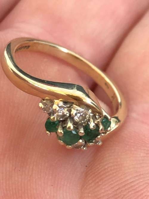 9ct YELLOW GOLD EMERALD AND DIAMOND DRESS RING  - BIRMINGHAM HALLMARKED - 3.64g TOTAL WEIGHT