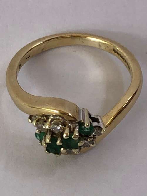 9ct YELLOW GOLD EMERALD AND DIAMOND DRESS RING  - BIRMINGHAM HALLMARKED - 3.64g TOTAL WEIGHT