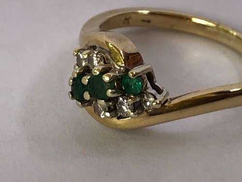 9ct YELLOW GOLD EMERALD AND DIAMOND DRESS RING  - BIRMINGHAM HALLMARKED - 3.64g TOTAL WEIGHT