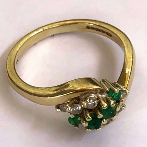 9ct YELLOW GOLD EMERALD AND DIAMOND DRESS RING  - BIRMINGHAM HALLMARKED - 3.64g TOTAL WEIGHT