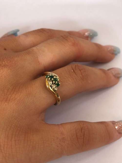 9ct YELLOW GOLD EMERALD AND DIAMOND DRESS RING  - BIRMINGHAM HALLMARKED - 3.64g TOTAL WEIGHT