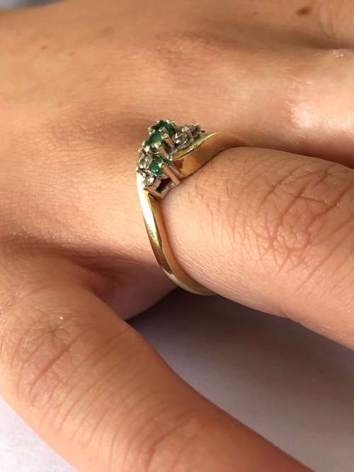 9ct YELLOW GOLD EMERALD AND DIAMOND DRESS RING  - BIRMINGHAM HALLMARKED - 3.64g TOTAL WEIGHT