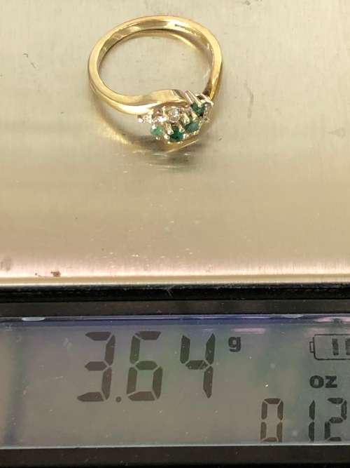9ct YELLOW GOLD EMERALD AND DIAMOND DRESS RING  - BIRMINGHAM HALLMARKED - 3.64g TOTAL WEIGHT