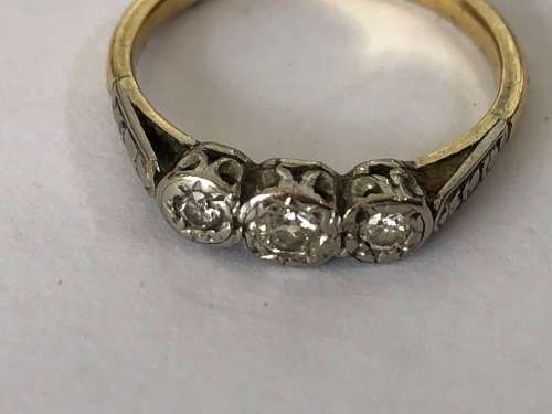 18ct YELLOW AND WHITE GOLD DIAMOND ENGAGEMENT RING - 2.31g TOTAL WEIGHT - SIZE L1/2