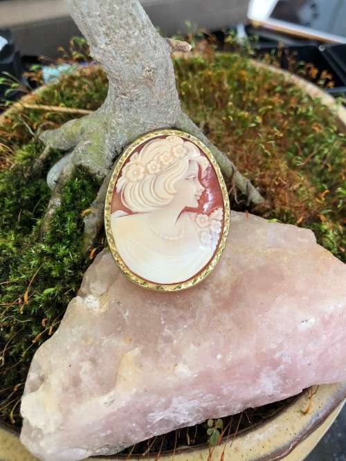 LARGE SIGNED ANTIQUE VICTORIAN 9ct YELLOW GOLD MOUNTED CARVED SHELL CAMEO PENDANT BROOCH