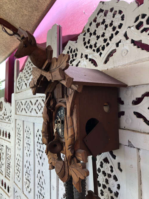STUNNING 1 DAY MECHANISM HUNTING THEMED CUCKOO CLOCK - WORKING