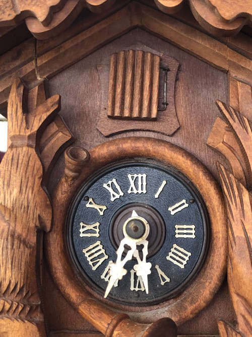 STUNNING 1 DAY MECHANISM HUNTING THEMED CUCKOO CLOCK - WORKING