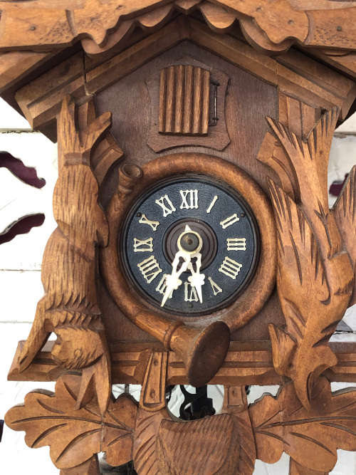 STUNNING 1 DAY MECHANISM HUNTING THEMED CUCKOO CLOCK - WORKING