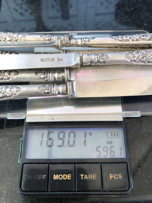 WALKER AND HALL - HALLMARKED SET OF SIX SOLID SILVER BUTTER KNIVES - SOLID SILVER - 169 grams
