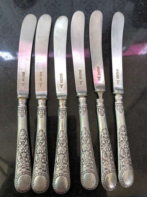 WALKER AND HALL - HALLMARKED SET OF SIX SOLID SILVER BUTTER KNIVES - SOLID SILVER - 169 grams