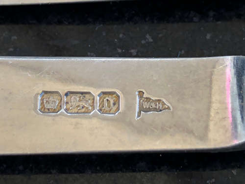 WALKER AND HALL - HALLMARKED SET OF SIX SOLID SILVER BUTTER KNIVES - SOLID SILVER - 169 grams