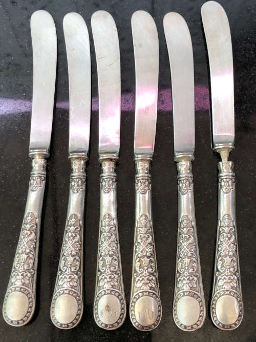 WALKER AND HALL - HALLMARKED SET OF SIX SOLID SILVER BUTTER KNIVES - SOLID SILVER - 169 grams