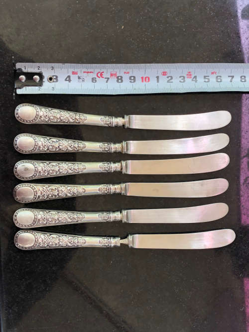 WALKER AND HALL - HALLMARKED SET OF SIX SOLID SILVER BUTTER KNIVES - SOLID SILVER - 169 grams