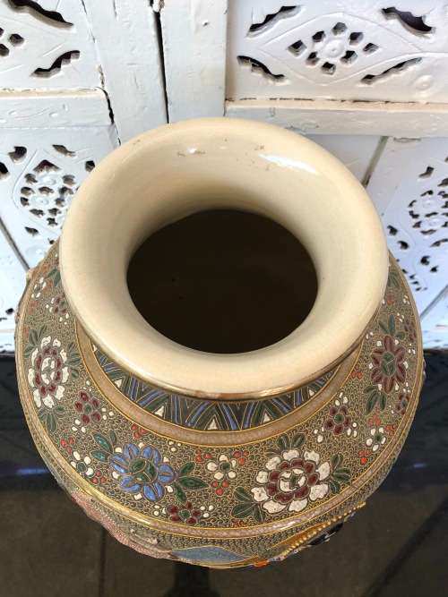 STUNNING LARGE SIGNED RYOZAN MEIJI PERIOD SATSUMA MORIAGE VASE ON A WOODEN BASE