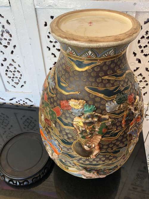 STUNNING LARGE SIGNED RYOZAN MEIJI PERIOD SATSUMA MORIAGE VASE ON A WOODEN BASE