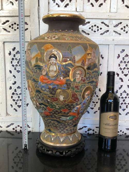 STUNNING LARGE SIGNED RYOZAN MEIJI PERIOD SATSUMA MORIAGE VASE ON A WOODEN BASE