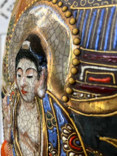 STUNNING LARGE SIGNED RYOZAN MEIJI PERIOD SATSUMA MORIAGE VASE ON A WOODEN BASE