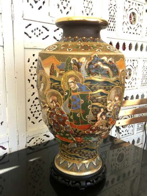 STUNNING LARGE SIGNED RYOZAN MEIJI PERIOD SATSUMA MORIAGE VASE ON A WOODEN BASE