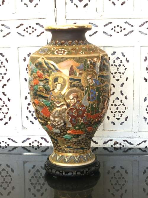 STUNNING LARGE SIGNED RYOZAN MEIJI PERIOD SATSUMA MORIAGE VASE ON A WOODEN BASE