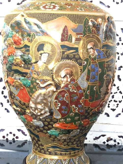 STUNNING LARGE SIGNED RYOZAN MEIJI PERIOD SATSUMA MORIAGE VASE ON A WOODEN BASE