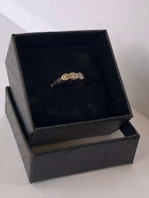 18ct YELLOW AND WHITE GOLD DIAMOND ENGAGEMENT RING - 2.31g TOTAL WEIGHT - SIZE L1/2