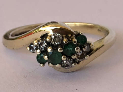 9ct YELLOW GOLD EMERALD AND DIAMOND DRESS RING  - BIRMINGHAM HALLMARKED - 3.64g TOTAL WEIGHT
